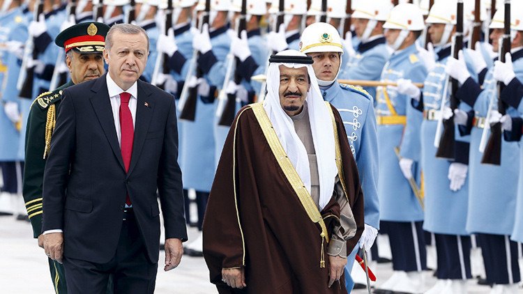 Video: Erdogan recibe al rey saudita con una marcha militar rusa