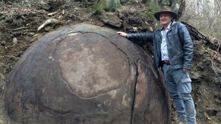 Un 'Indiana Jones' encuentra una gigantesca bola de piedra en Bosnia (VIDEO)