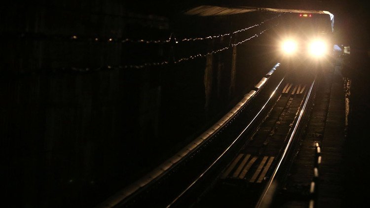 Un convoy de metro lleno de pasajeros queda atrapado en un túnel en EE.UU. (video, fotos)