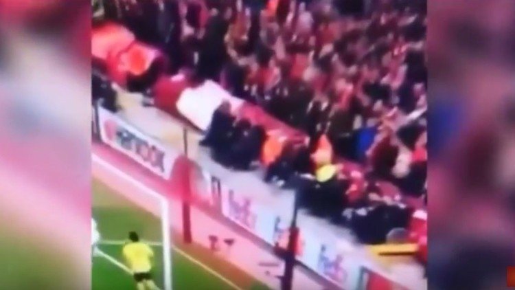 ‘Milagro en Anfield’: Se levantan de sus sillas de ruedas tras golazo del Liverpool 