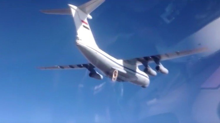 Lanzan desde un avión Il-76 ayuda humanitaria rusa sobre Deir ez-Zor, sitiada por el EI (Video)