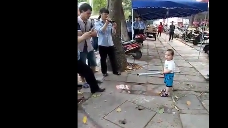 Viral: un niño chino armado con un tubo de acero protege a su abuela de agentes estatales