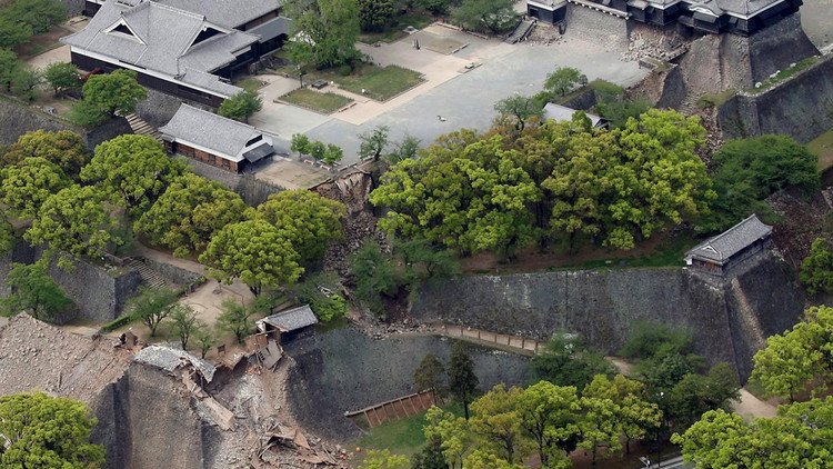 Un antiguo castillo en Japón queda destruido por los terremotos (Fotos)