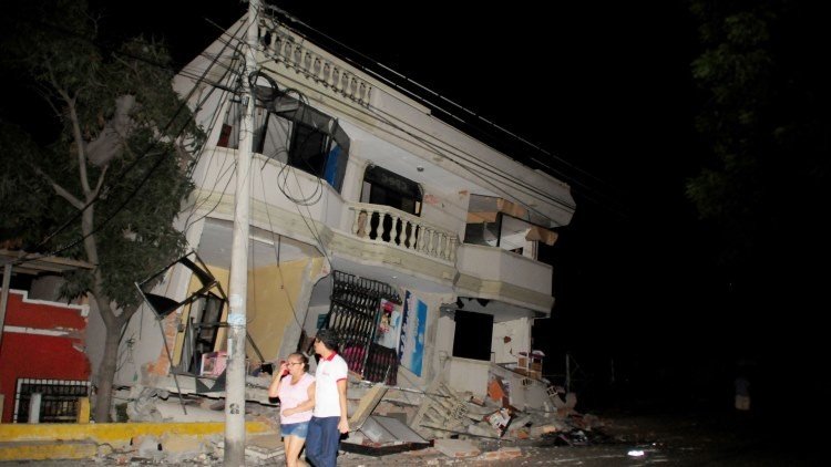 Primeros videos y fotos del potente terremoto de magnitud 7,8 que ha generado el caos en Ecuador