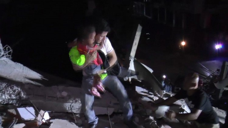 Ecuador: dos niños sobreviven bajo escombros tras el terremoto en Manta (Video)