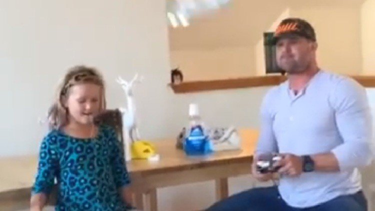 Un padre utiliza un dron de 'Star Wars' para sacarle un diente a su hija