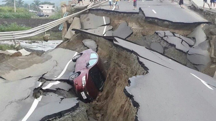 Así quedaron las carreteras en Ecuador tras terremoto de 7,8 