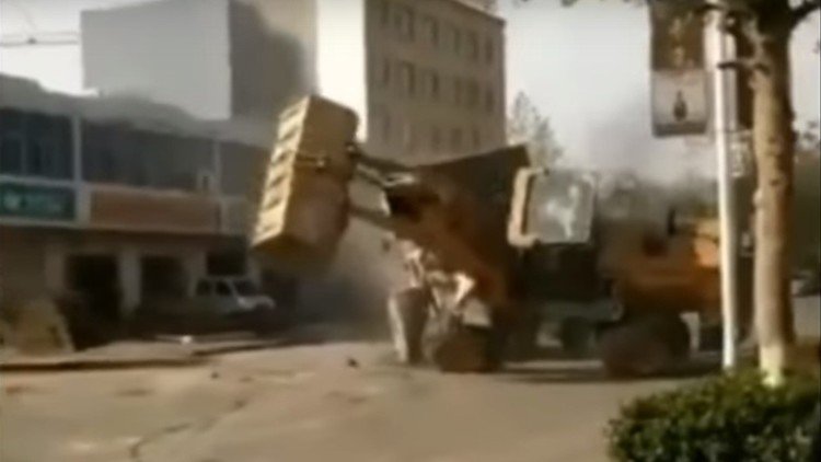 Mientras tanto en China... Dos excavadoras se pelean en plena calle