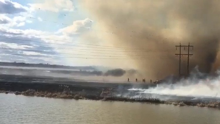 Video: Un bombero salta a un lago para escapar de un 'tornado de fuego'