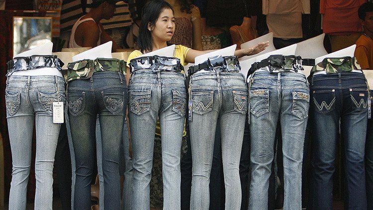 ¿Con faldas y a lo norcoreano? Pionyang prohíbe los pantalones vaqueros y los piercings