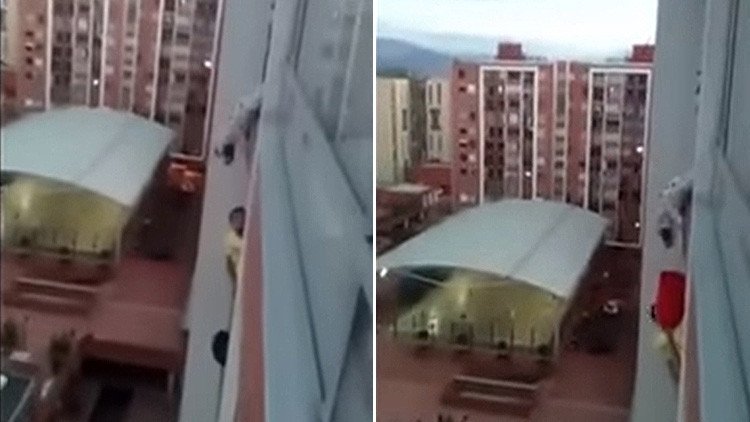 Arriesga la vida para salvar a un perro atascado en un balcón 