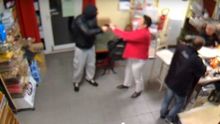 'Mujer de armas tomar': Se enfrenta a un ladrón armado y lo saca a manotazos de su tienda 