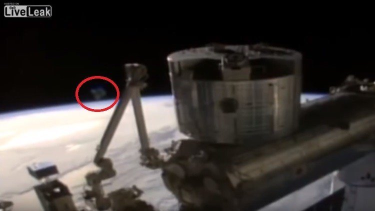 ¿Un ovni junto a la EEI? Un raro objeto 'se cuela' en una retransmisión en vivo de la NASA