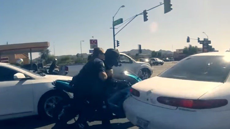 Un policía intenta agarrar a un motorista, pero todo acaba de forma inesperada