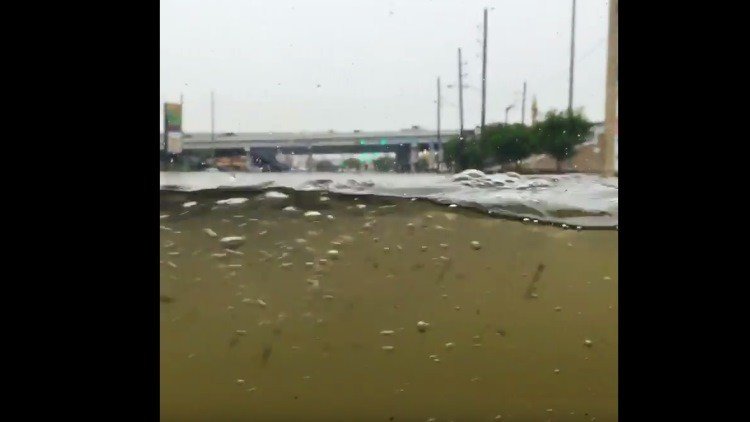 Un Hummer en modo 'submarino' atraviesa una calle inundada
