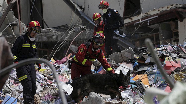 Video: Increíble rescate de tres víctimas del terremoto en Ecuador tras 120 horas bajo los escombros