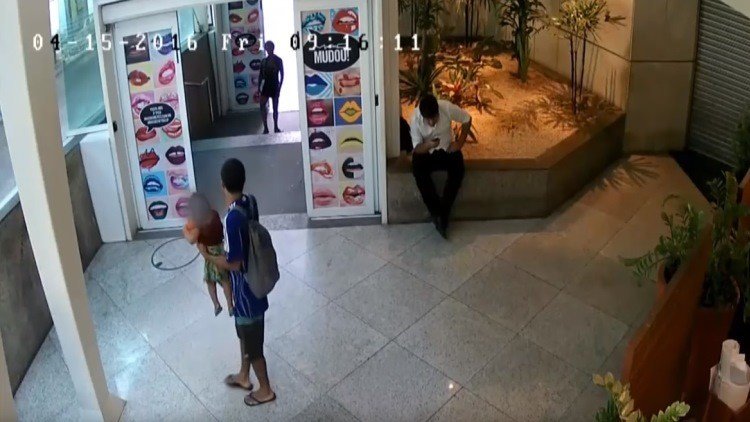Una pareja abandona a su hijo en un centro comercial en Brasil