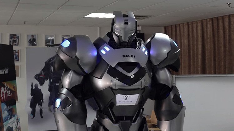 Video: Presentan en China un prototipo de 'Iron Man' manejado desde su interior que canta y abraza