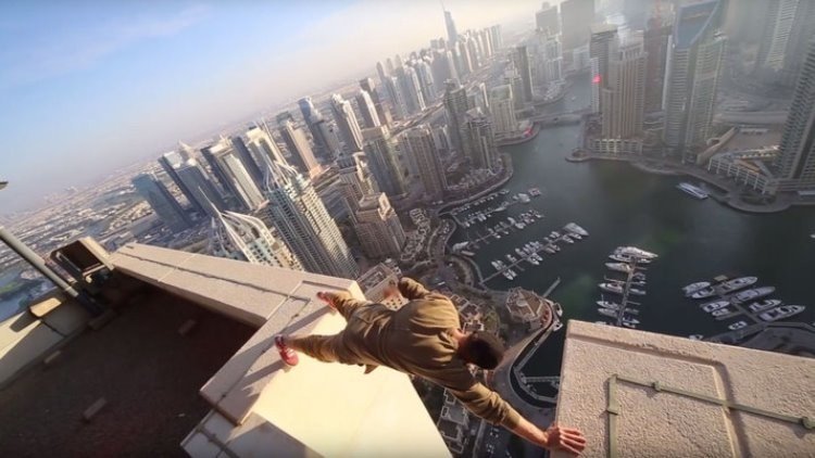 Un ruso da un salto mortal en la cornisa de un rascacielos en Dubái
