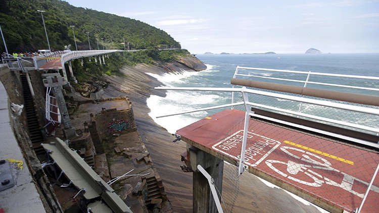 Un video capta el momento en que una ola 'se traga' un tramo de la ciclovía en Brasil