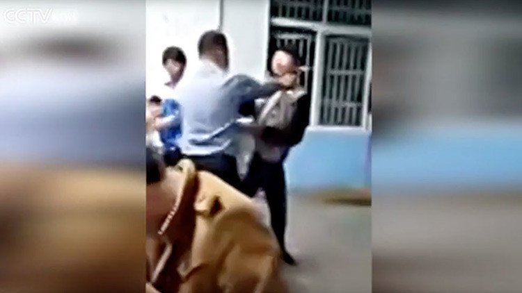 Rebelión en las aulas chinas: Alumnos propinan violentos golpes a su profesor