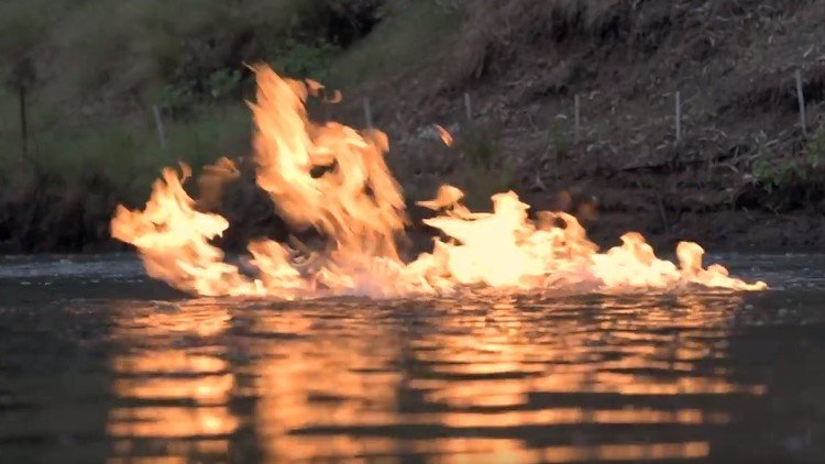 Video: Las llamas se apoderan de un río cerca de un sitio donde se desarrolla el 'fracking'