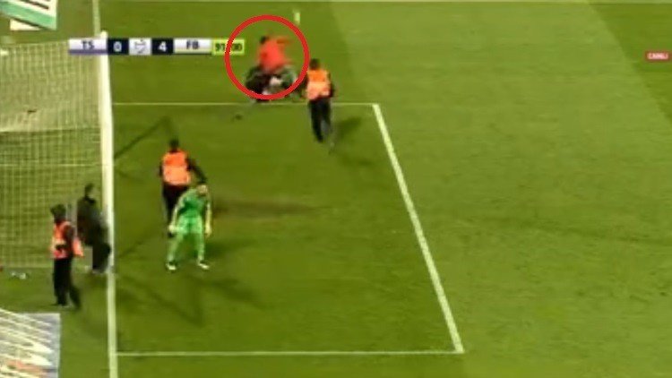 Salta al campo y golpea violentamente a un árbitro de la liga turca