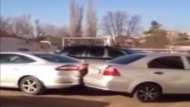 Mujer intentado aparcar deja su coche y 17 más como una maracuyá