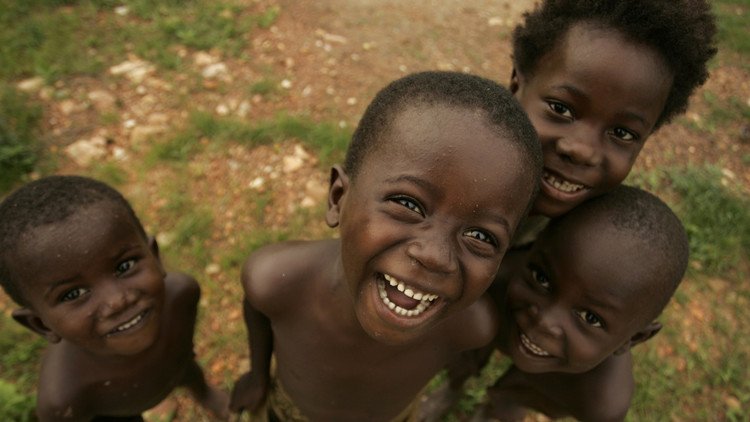 "¿Qué te hace feliz?": Las respuestas de las niñas de Burkina Faso le harán un nudo en la garganta