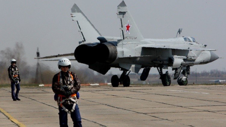 Los cazas interceptores rusos MiG-31 BM entrenan cómo aterrizar con un motor apagado