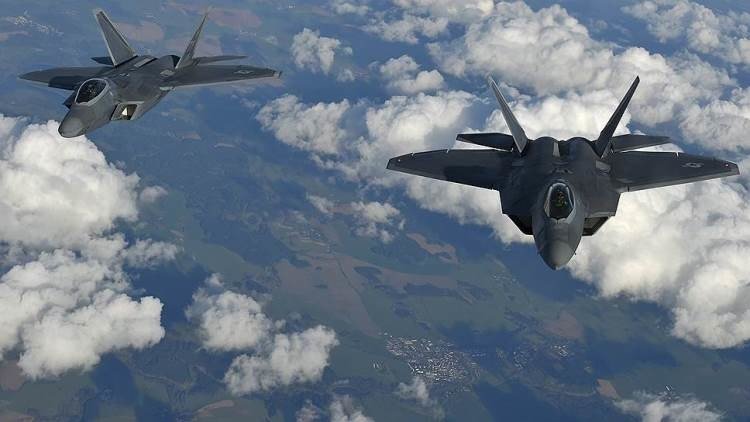EE.UU. envía dos F-22 a Europa: ¿Contra la 'amenaza' rusa o para vender armas?