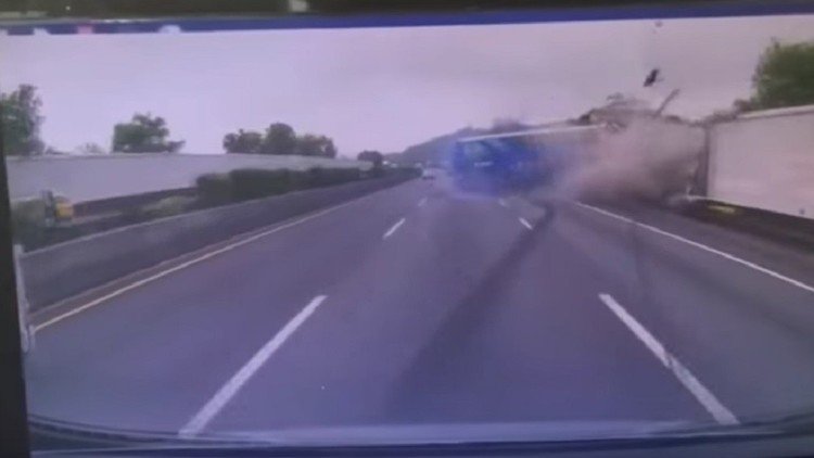 ¡Vaya irresponsabilidad del conductor!: un bus se empotra a alta velocidad en un muro 