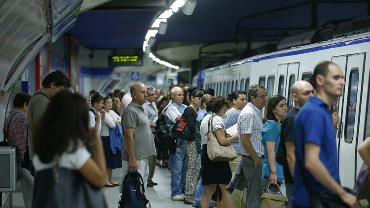 España: Investigan a una pareja pillada practicando sexo en pleno metro de Barcelona