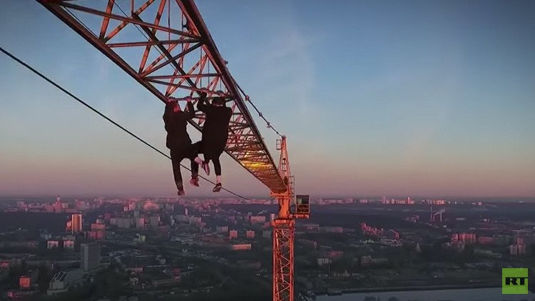 Vertiginosa locura: dos rusos se cuelgan de una mano a 300 metros de altura (VIDEO)