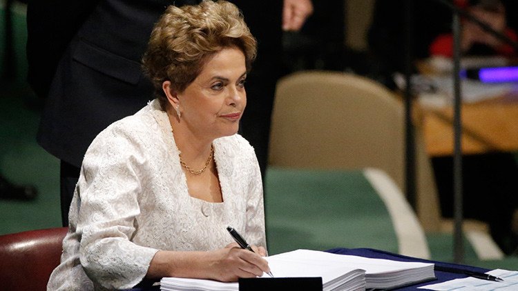 Dilma Rousseff: "Lucharé  hasta que la democracia sea respetada en Brasil"