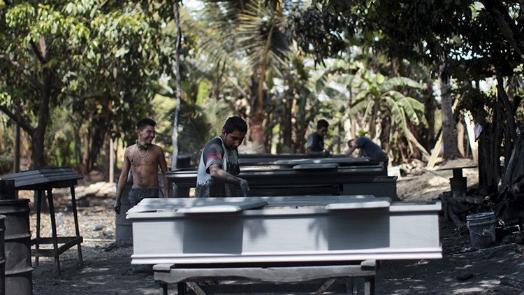 La 'ciudad de los ataúdes' donde la muerte es el mejor negocio en El Salvador