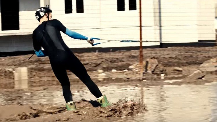 'Wakeboard' a lo ruso: este joven 'monta las ondas' en las calles inundadas de Cheliábinsk'