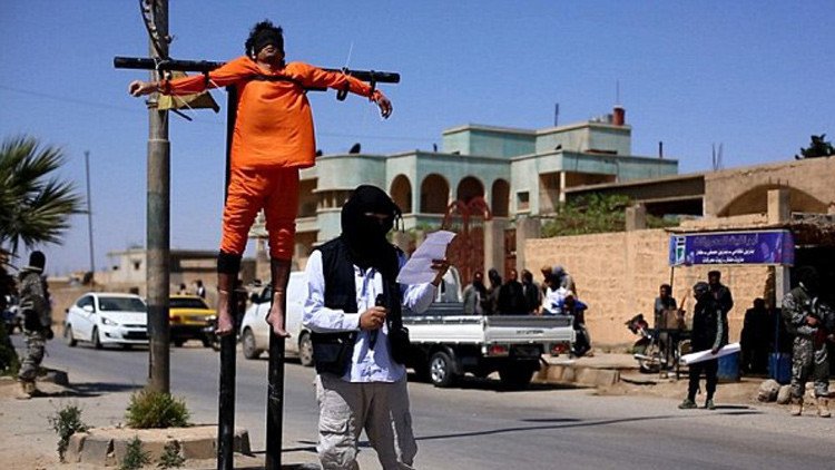 El Estado Islámico crucifica a dos jóvenes en la ciudad siria de Raqa