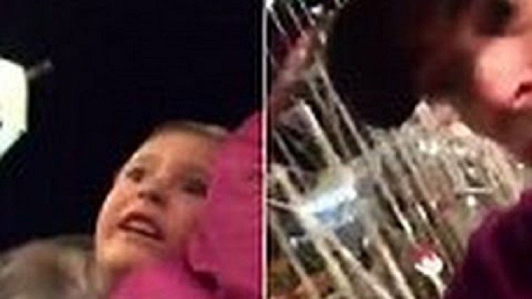 Terrorífico momento: A un niño se le afloja el cinturón de seguridad en una montaña rusa  