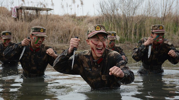VIDEO: Así pasan las duras pruebas los soldados chinos en su entrenamiento 