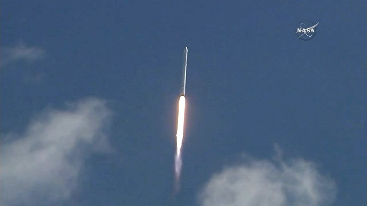 En primera fila: vea el aterrizaje del cohete Falcon 9 en el océano en 360º