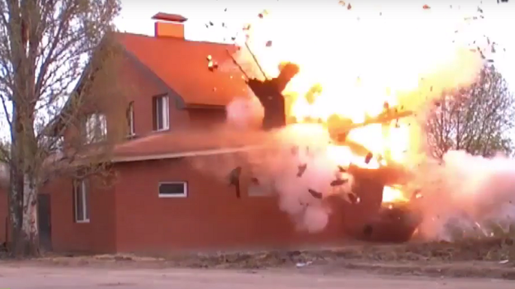 Video: Potente explosión de una casa de oración clandestina llena de explosivos en Rusia
