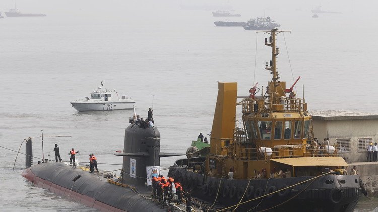 La India bota su primer submarino militar en más de 15 años