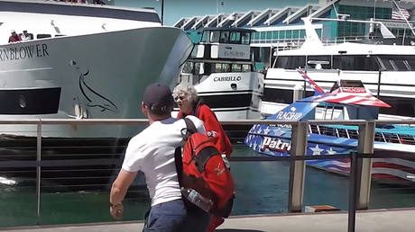 Pánico instantáneo: un crucero se estrella contra el puerto