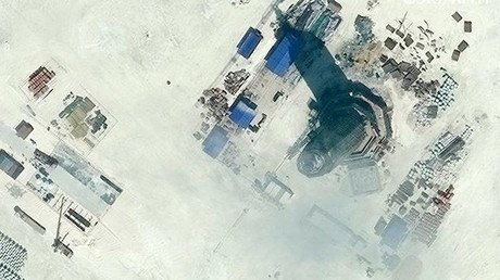 China estrena un faro en la isla en disputa de Spratly