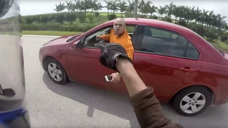 Arranque de rabia: Un conductor furioso juega al gato y al ratón con motociclista a 144 km/h