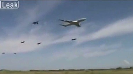 Casi a ras de suelo: Impactante video de un avión de carga escoltado a baja altura
