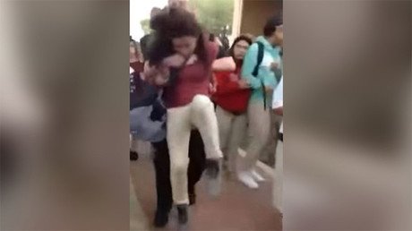 Impactante video: Un policía de Texas reduce a una niña con una llave demoledora