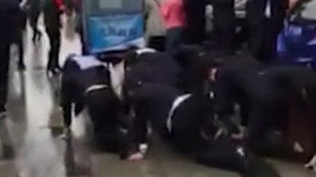 ¿Un rebaño humano en plena ciudad? Empleados chinos gatean voluntariamente por incumplir las ventas
