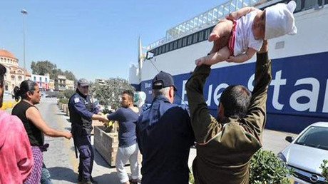 Sobrecogedor video: Un refugiado amenaza con lanzar un bebé a la Policía en una protesta en Grecia